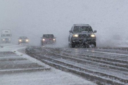 درگیری جاده‌های ٨ استان با برف و باران