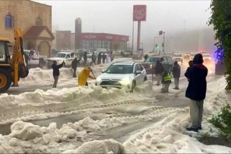 بارش تگرگ درغرب عربستان جاده‌ها را مسدود کرد