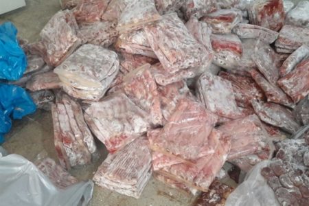 توقیف ۷۰ تن مرغ منجمد قاچاق در خرمشهر