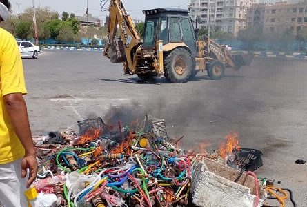 برخورد قاطعانه با عرضه‌کنندگان قلیان در ساحل بندرعباس/ جمع‌آوری و معدوم‌سازی ۳۰۰ قلیان