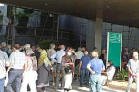 تداوم ازدحام مردم برای دریافت واکسن در تهران