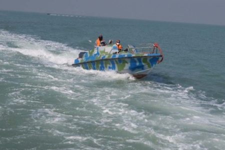 توقیف دو شناور صیادی غیرمجاز در آب‌های خلیج فارس