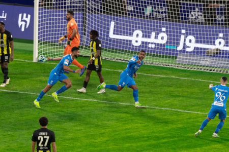 الاتحاد هم برابر الهلال زانو زد