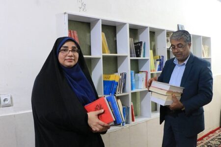 تلاش برای توانمندسازی بانوان؛ اهدای کتاب به کمپ ترک اعتیاد بندرعباس