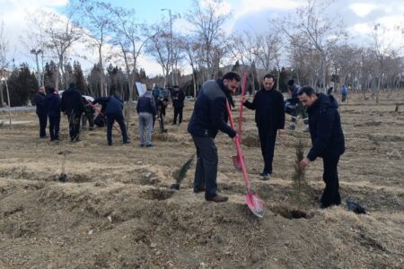 کاشت ۶۳۰ نهال به نیت شهید حاج قاسم سلیمانی در پارک جنگلی شهید باهنر اراک