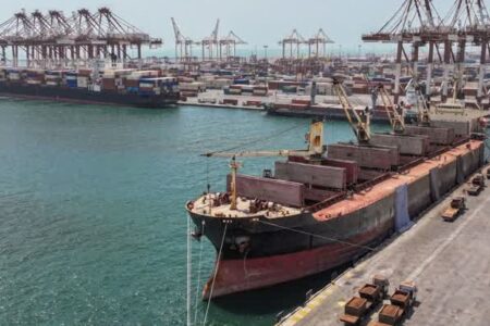 ثبت بالاترین رکورد بارگیری مواد معدنی در بندر شهید رجایی در سال ۱۴۰۴