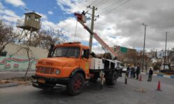کابل‌های برق هوایی اراک به‌تدریج جای خود را به شبکه‌ای ایمن‌تر و زیرزمینی می‌دهند   
