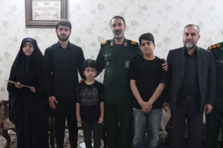 دیدار فرمانده سپاه حضرت روح‌الله استان مرکزی با خانواده شهیدان امیدواری و حسیبی قاسم‌آبادی