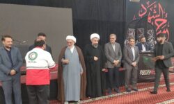تجلیل از مدیرعامل جمعیت هلال‌احمر هرمزگان در مراسم تکریم از فعالان برگزاری نماز جمعه