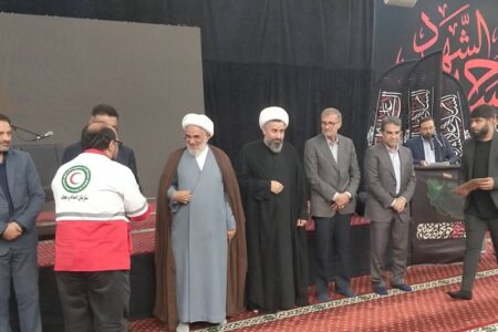 تجلیل از مدیرعامل جمعیت هلال‌احمر هرمزگان در مراسم تکریم از فعالان برگزاری نماز جمعه