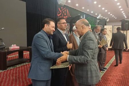 تقدیر از مدیرعامل آبفای هرمزگان در آیین سالگرد برگزاری نخستین نماز جمعه پس از پیروزی انقلاب اسلامی