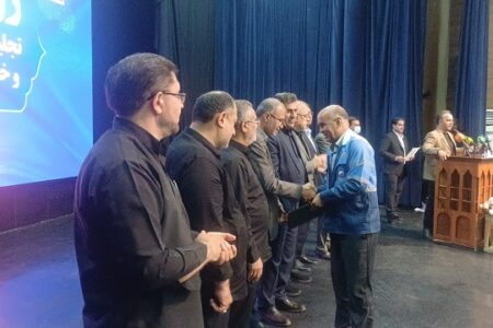 تجلیل از مدیرعامل و کارکنان آبفای هرمزگان در آیین «روایت پایداری»/ استاندار هرمزگان: هدف قرار دادن آب شرب مردم در گرمای ۵۲ درجه، اوج خباثت دشمن بود