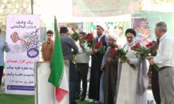 غبارروبی گلزار شهدای شجره طیبه میناب در آستانه هفته وقف
