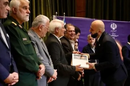 اهدا دو تندیس جشنواره سلام به مدیر روابط عمومی شرکت فولاد خوزستان